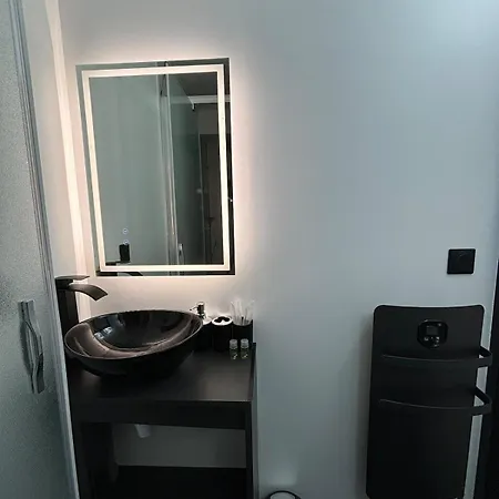 Redroom Apartment